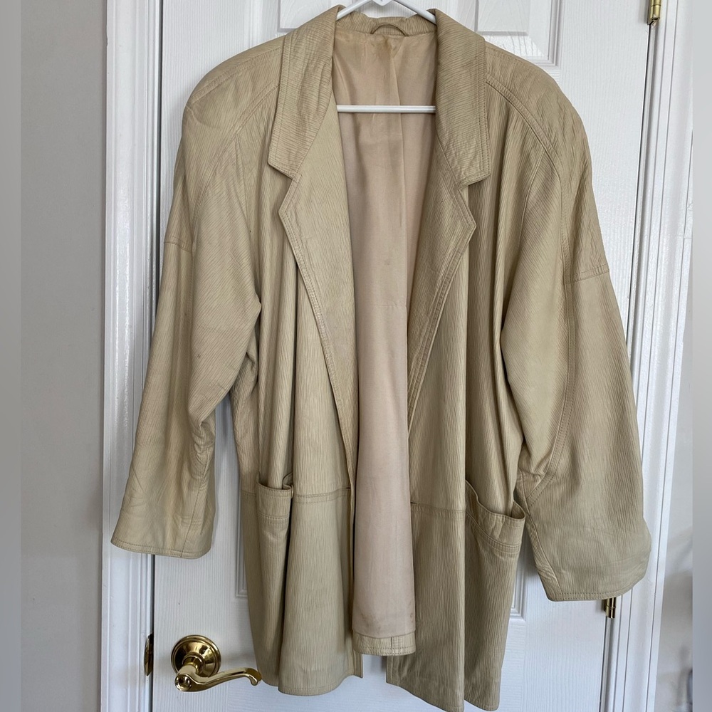 RARE EUROPEAN VINTAGE LEATHER JACKET WITH SHOULDER PADS & POCKETS - Picture 2 of 16